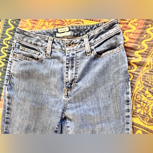 L.L. Bean Classic Fit Straight Leg Jeans Size 4 Great Condition - Picture 2 of 6